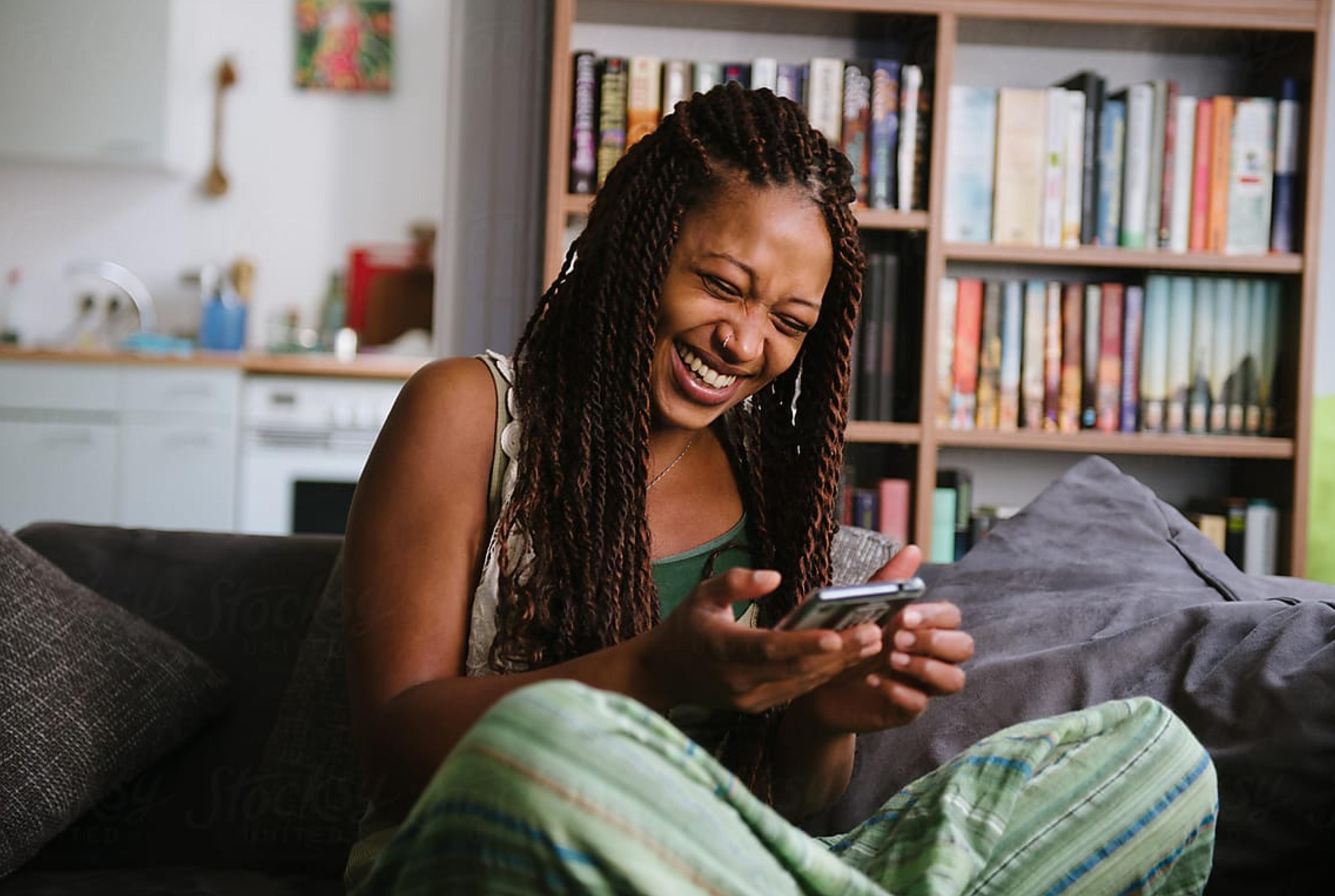 Lachende vrouw met telefoon