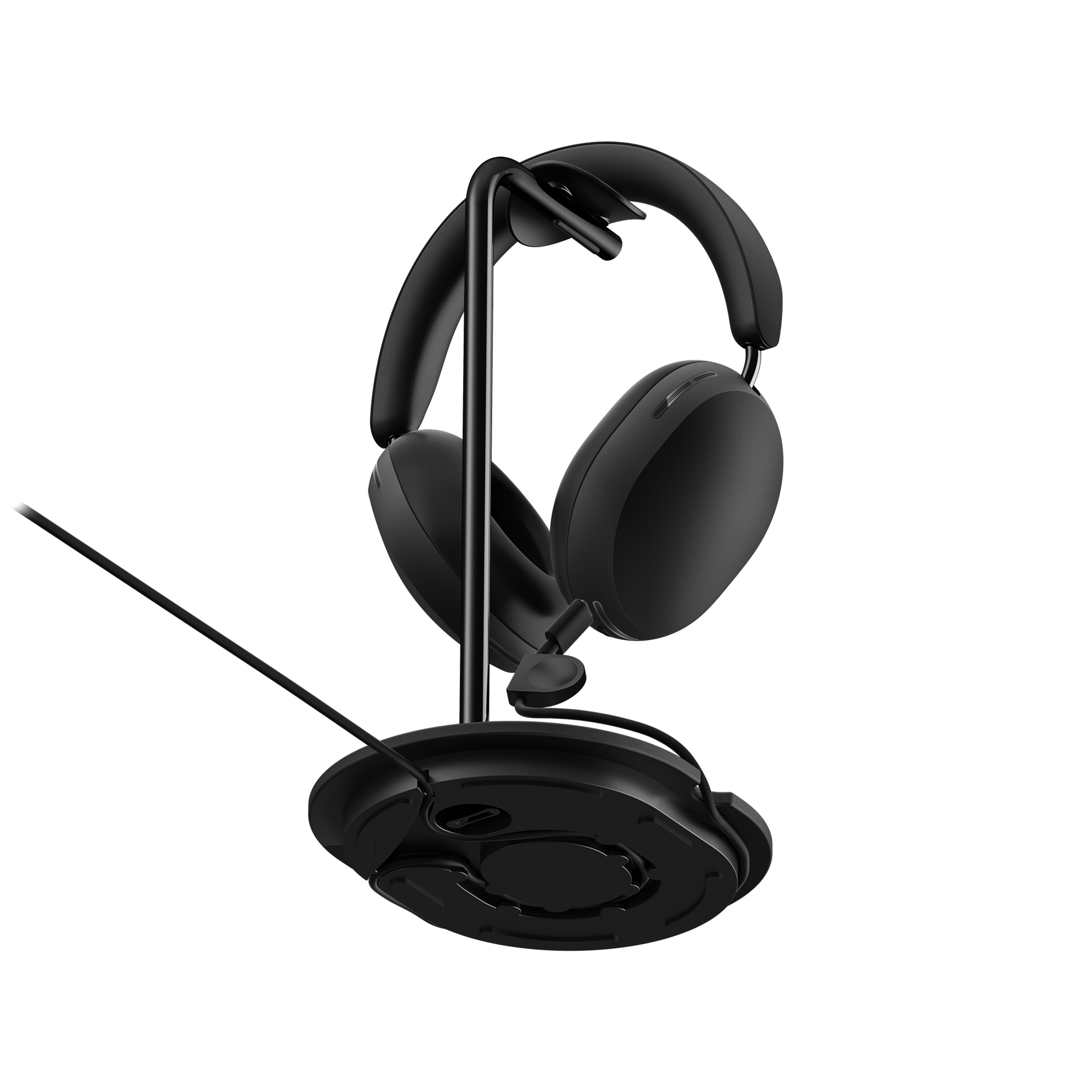 mustat Sonos Ace -kuulokkeet alhaalta päin Sonos Ace -kuulokkeille tarkoitetussa Sanus-telineessä niin, että johto näkyy