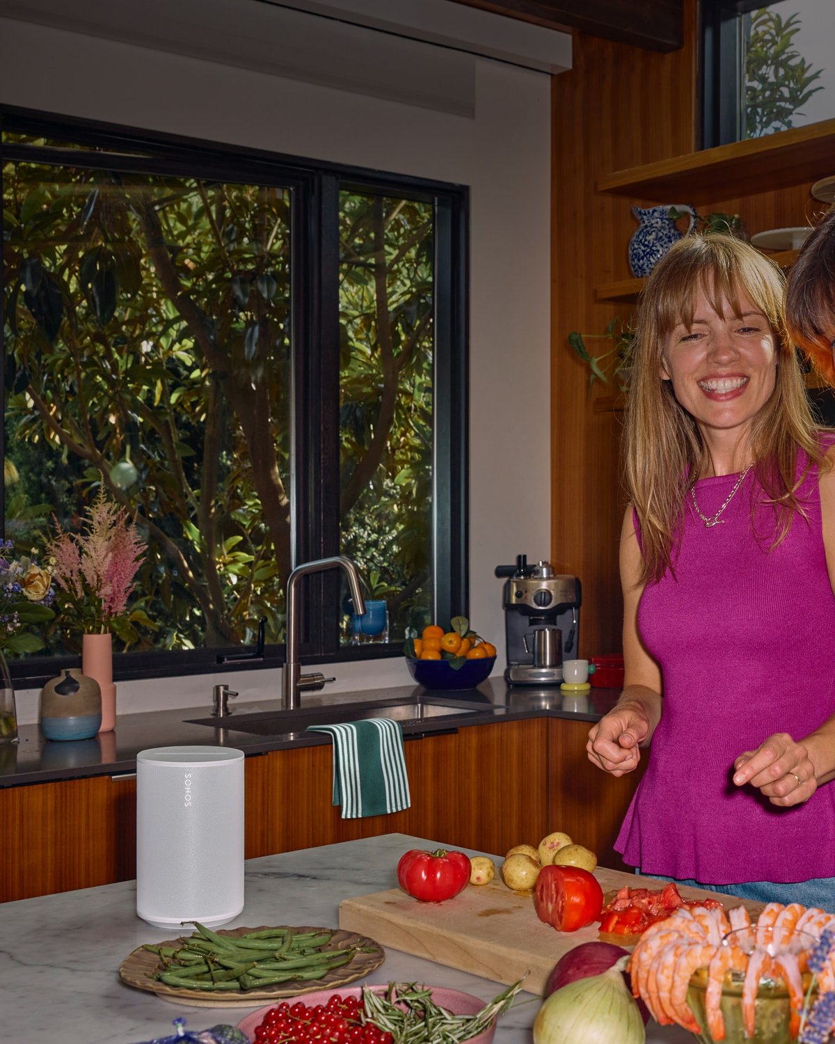 Era 100 na lince vedle člověka, který vaří