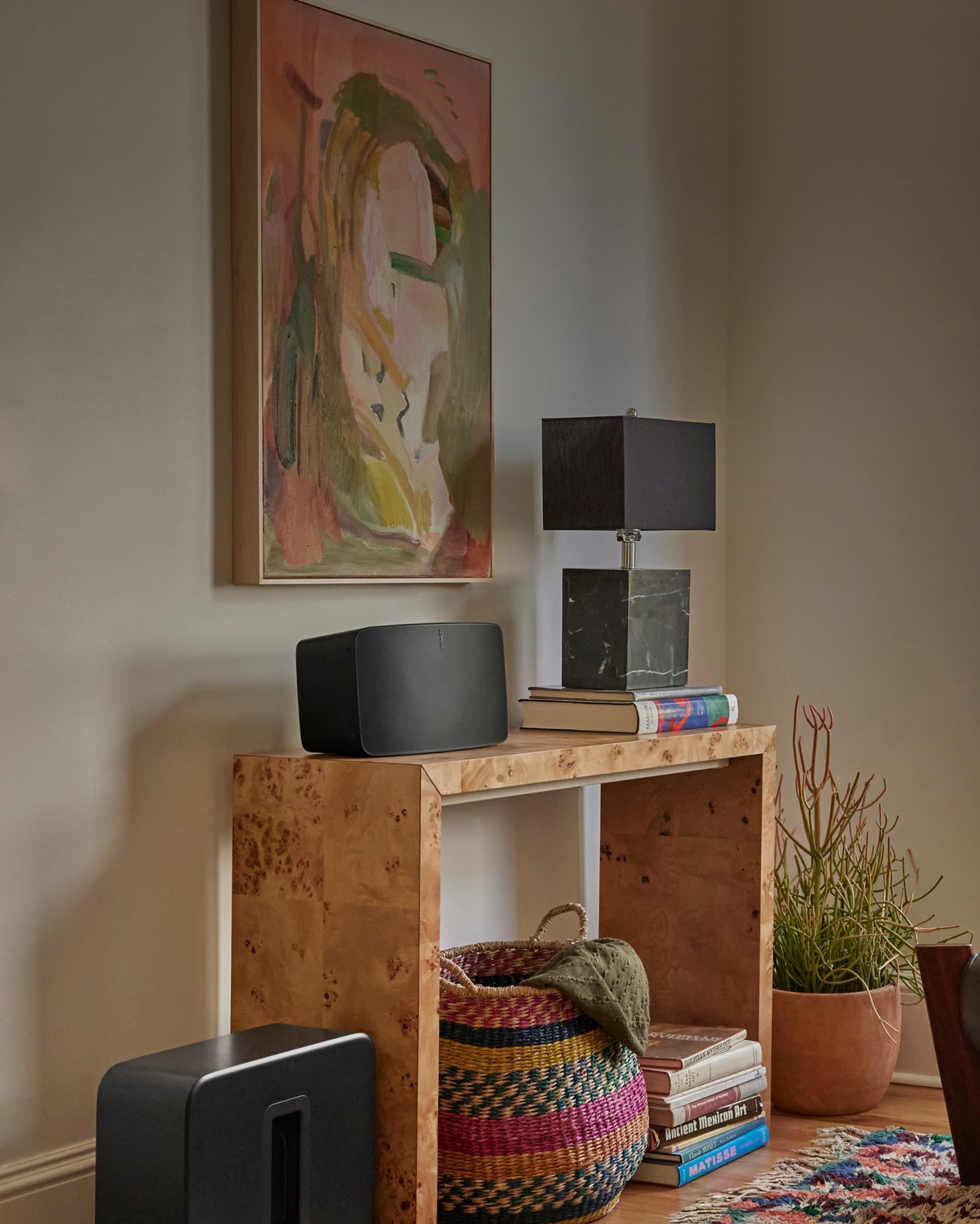 Sonos Five na szafce bok lampy i Sub 4 na podłodze