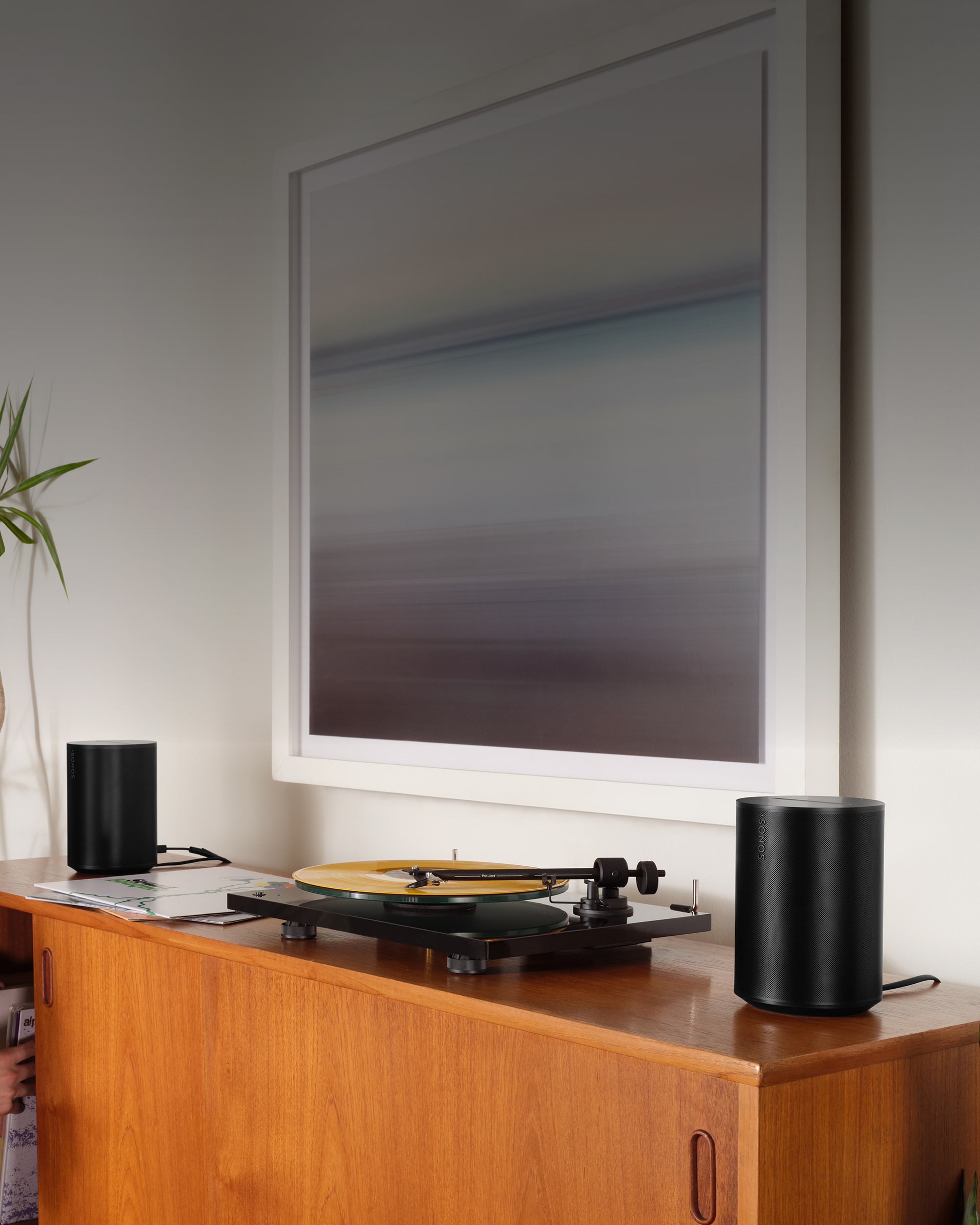 Due speaker Era 100 neri accanto a un giradischi