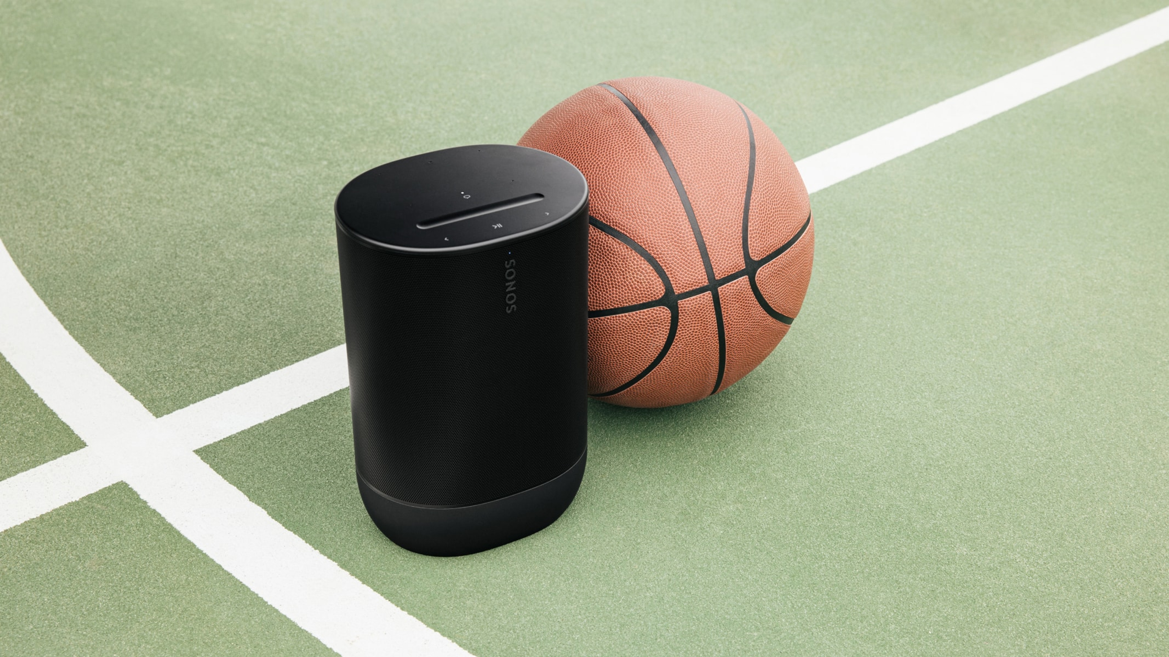 Sonos Move 2 noir près d'un ballon de basket
