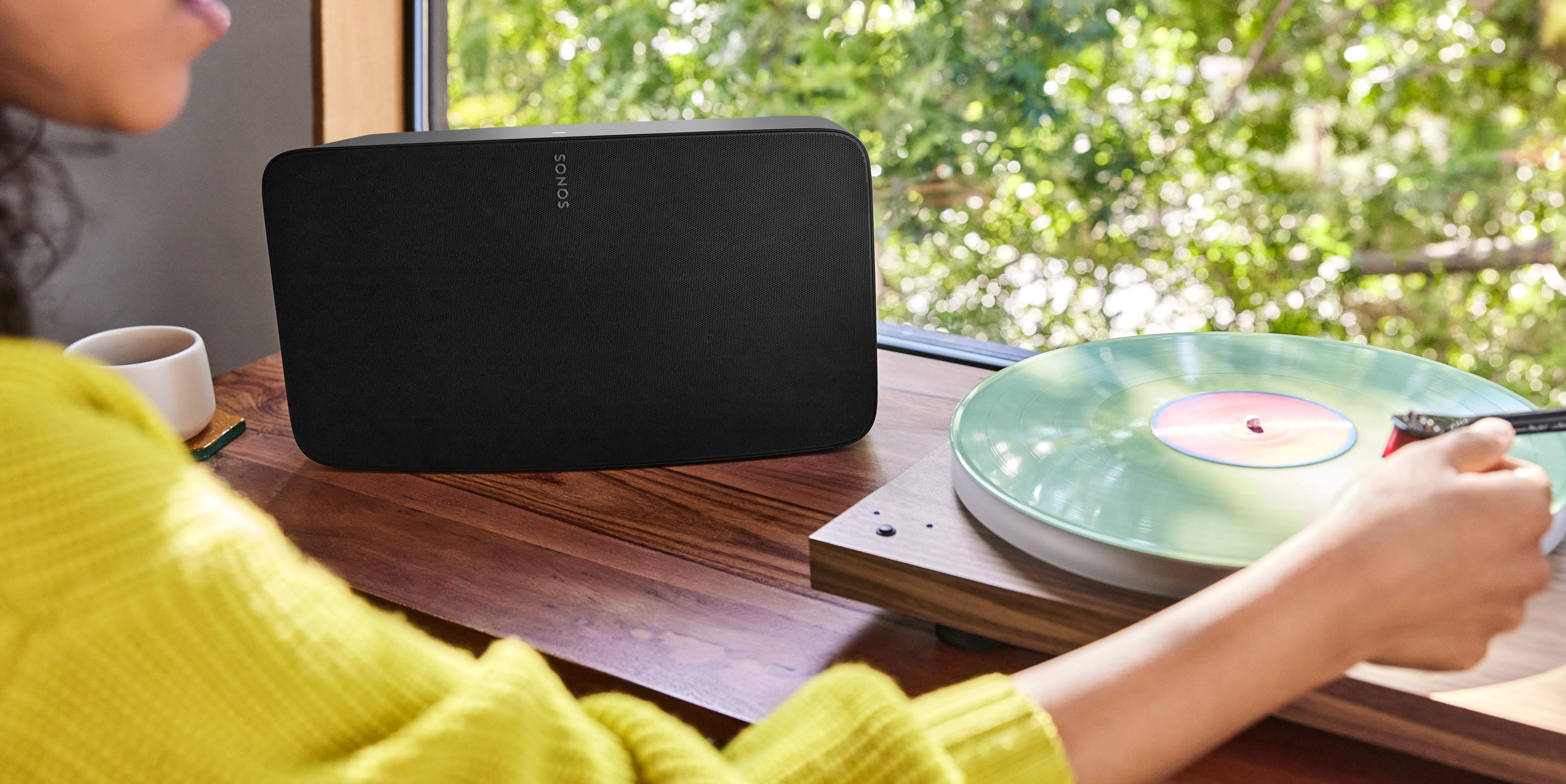 Orzechowy gramofon z czarnym Five