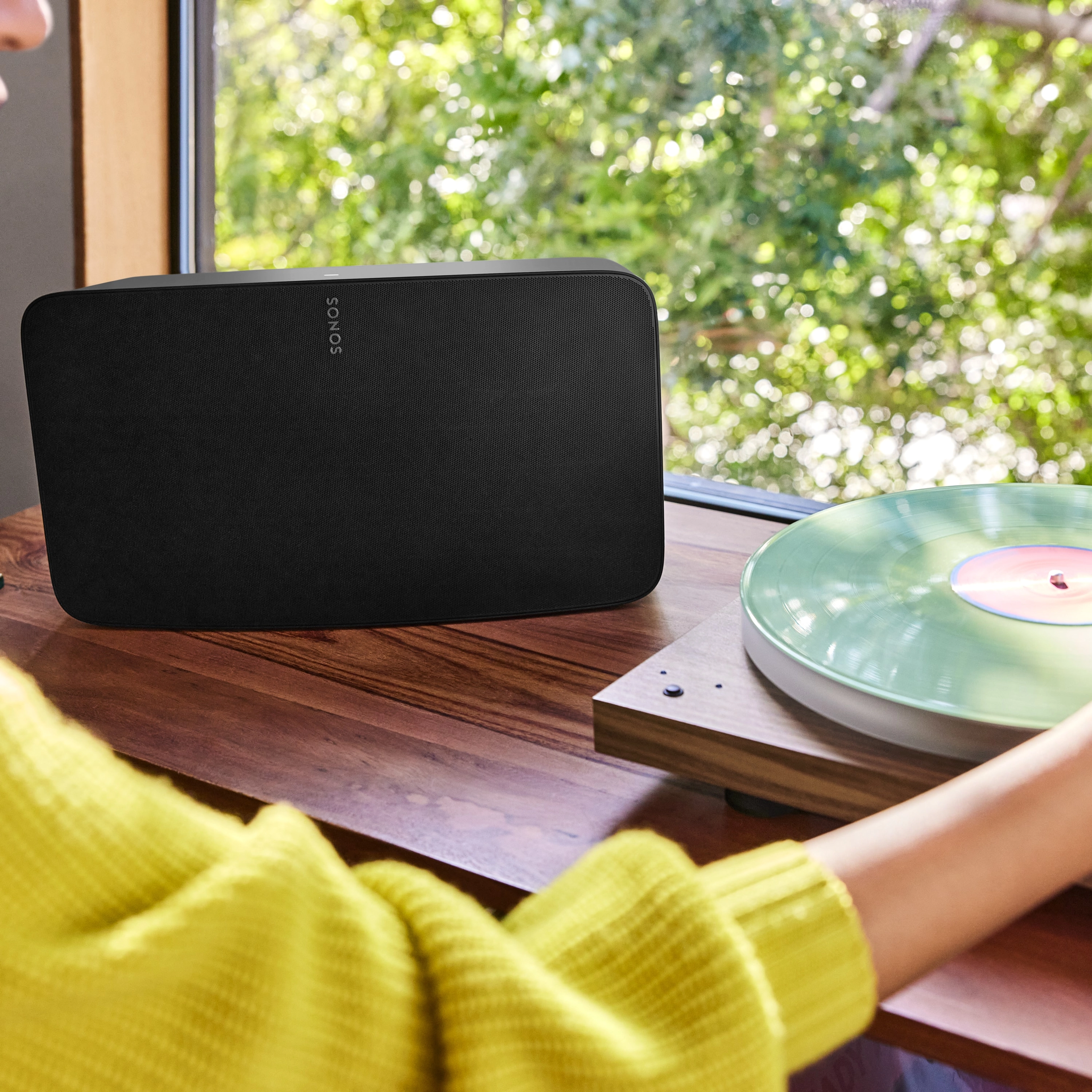 Using the line-in on a black Sonos Five to listen to vinyl on a turntable