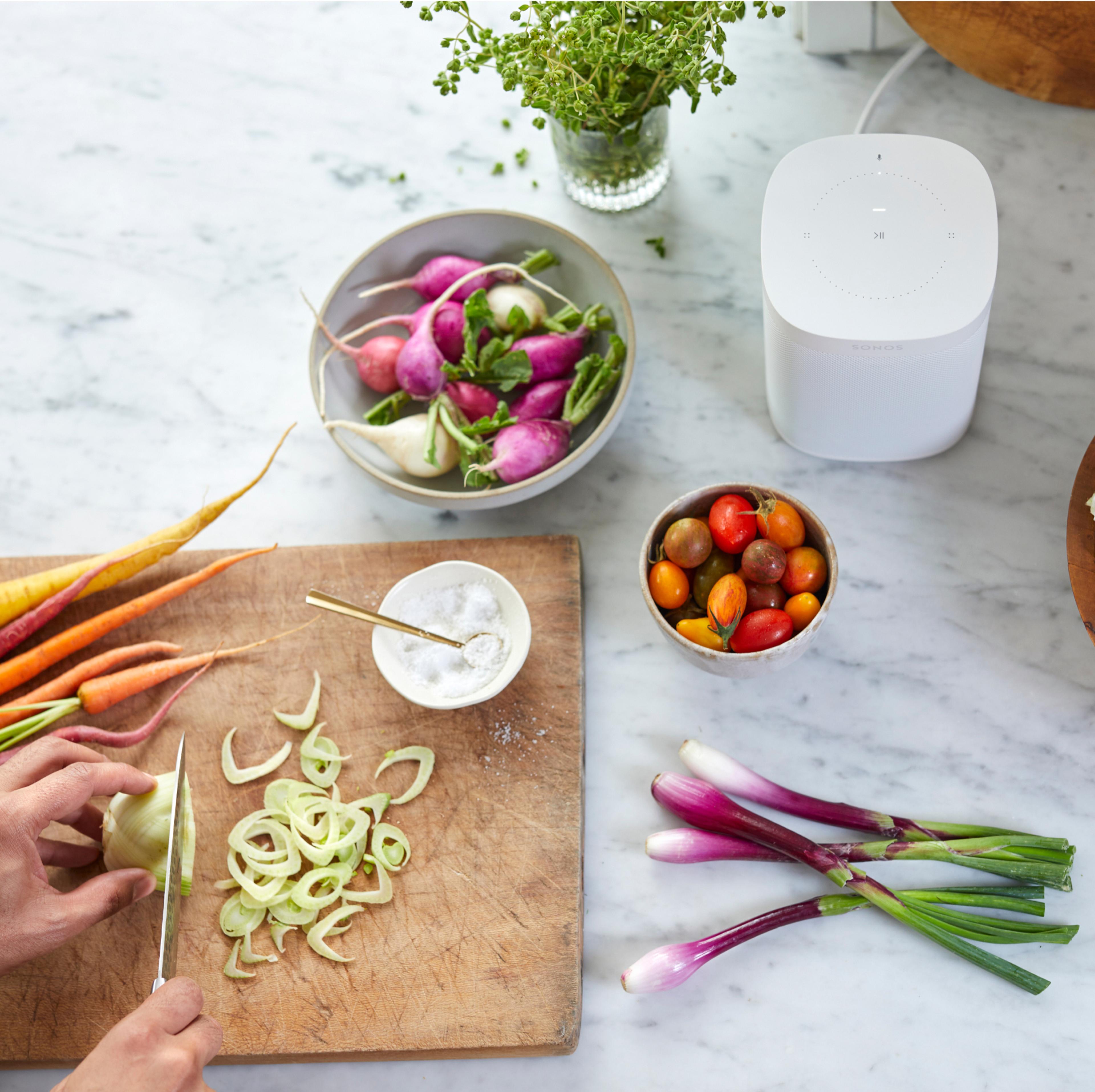 Sonos One en blanco con vegetales y tabla para cortar