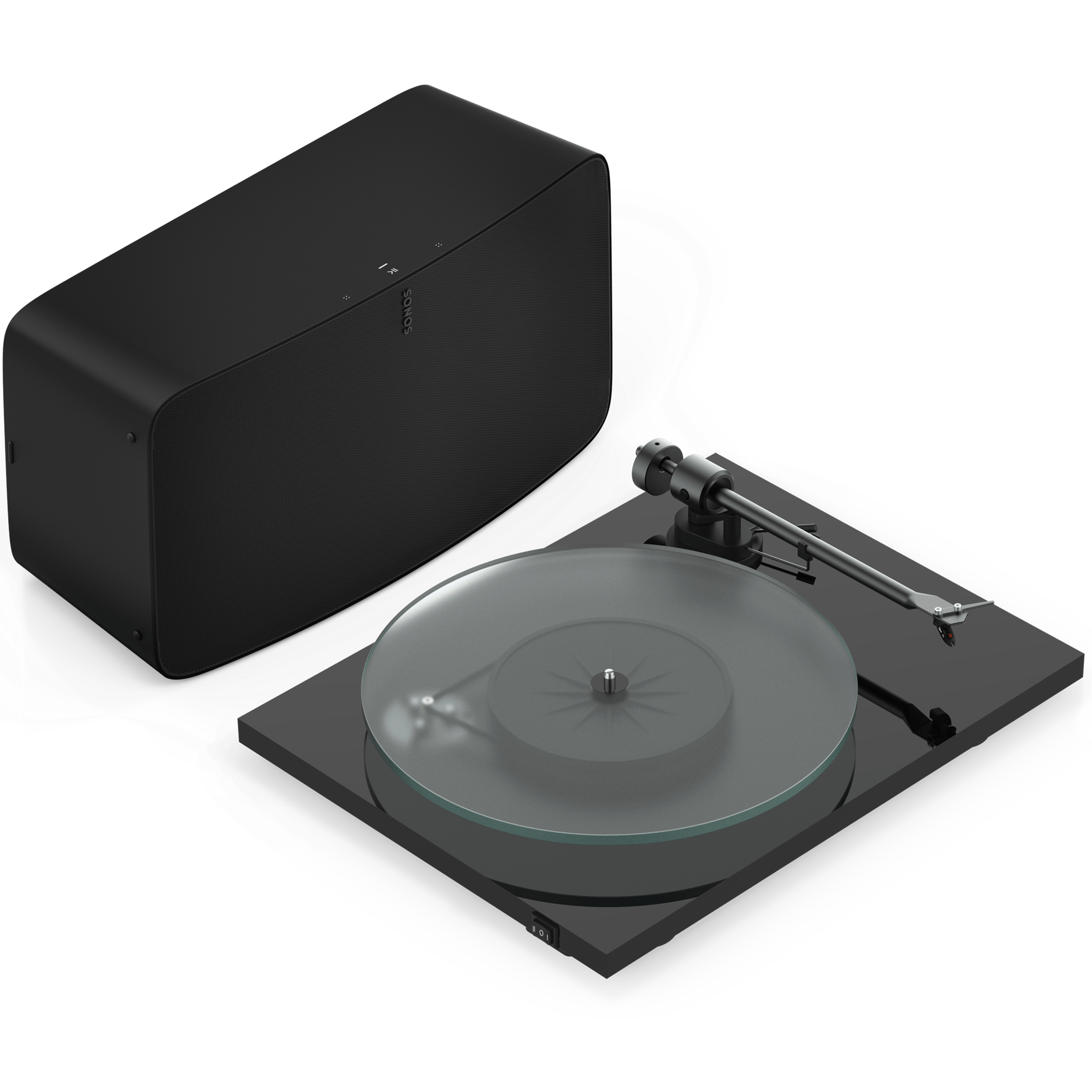 Pohled shora v úhlu na černý reproduktor Sonos Five s černým gramofonem Pro-Ject T1 Evo Phono