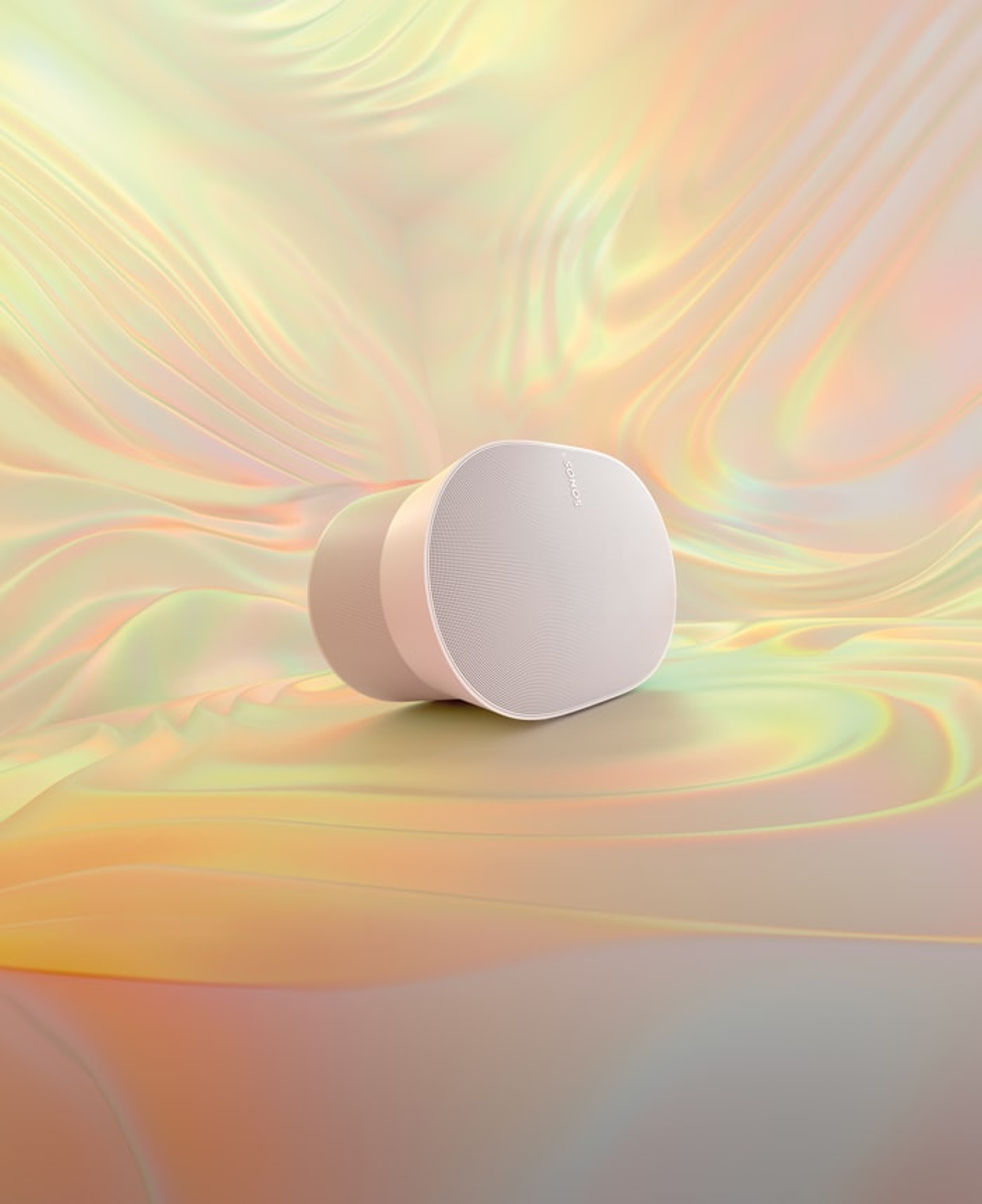 Ein Sonos Era 300 in Weiß vor einem mehrfarbigen Hintergrund mit Farbverlauf