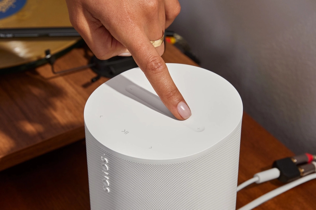 Sonos Era 100 SL cu sunet stereo, bas profund si design compact