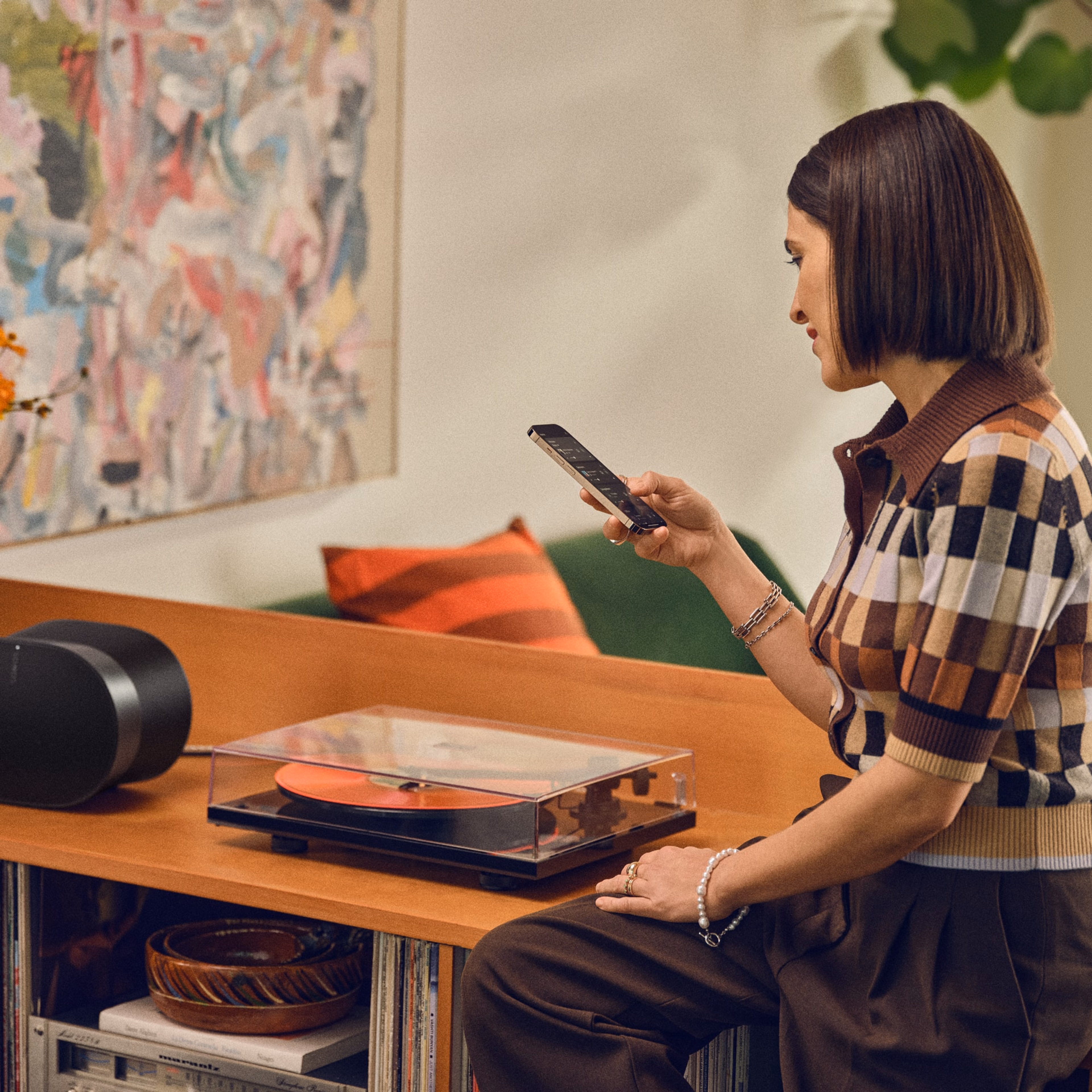 A user controlling their Sonos Era 300 speaker connected to a turntable with the Sonos app