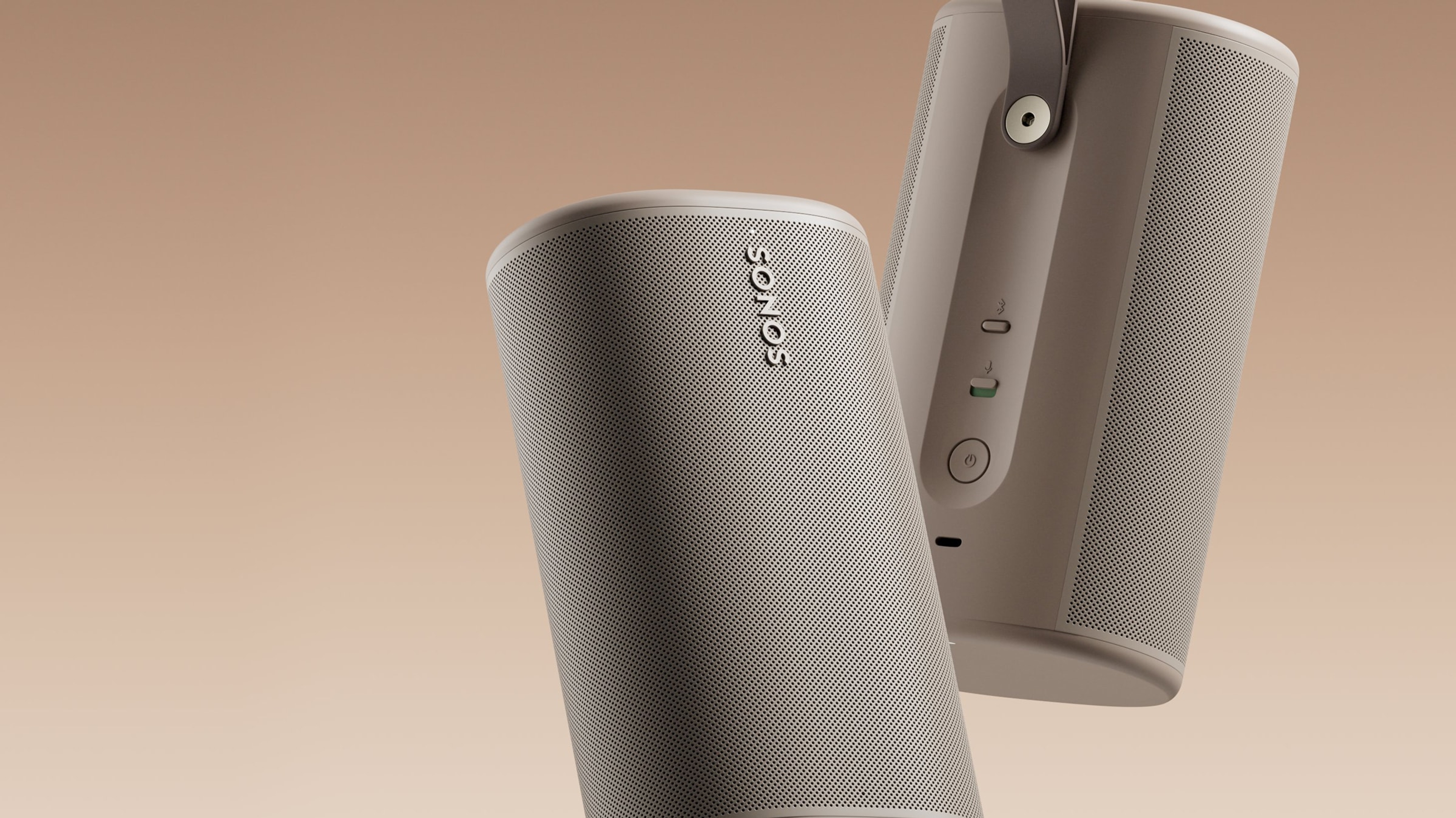 Une paire de Sonos Play couleur Sable sur un fond en dégradé