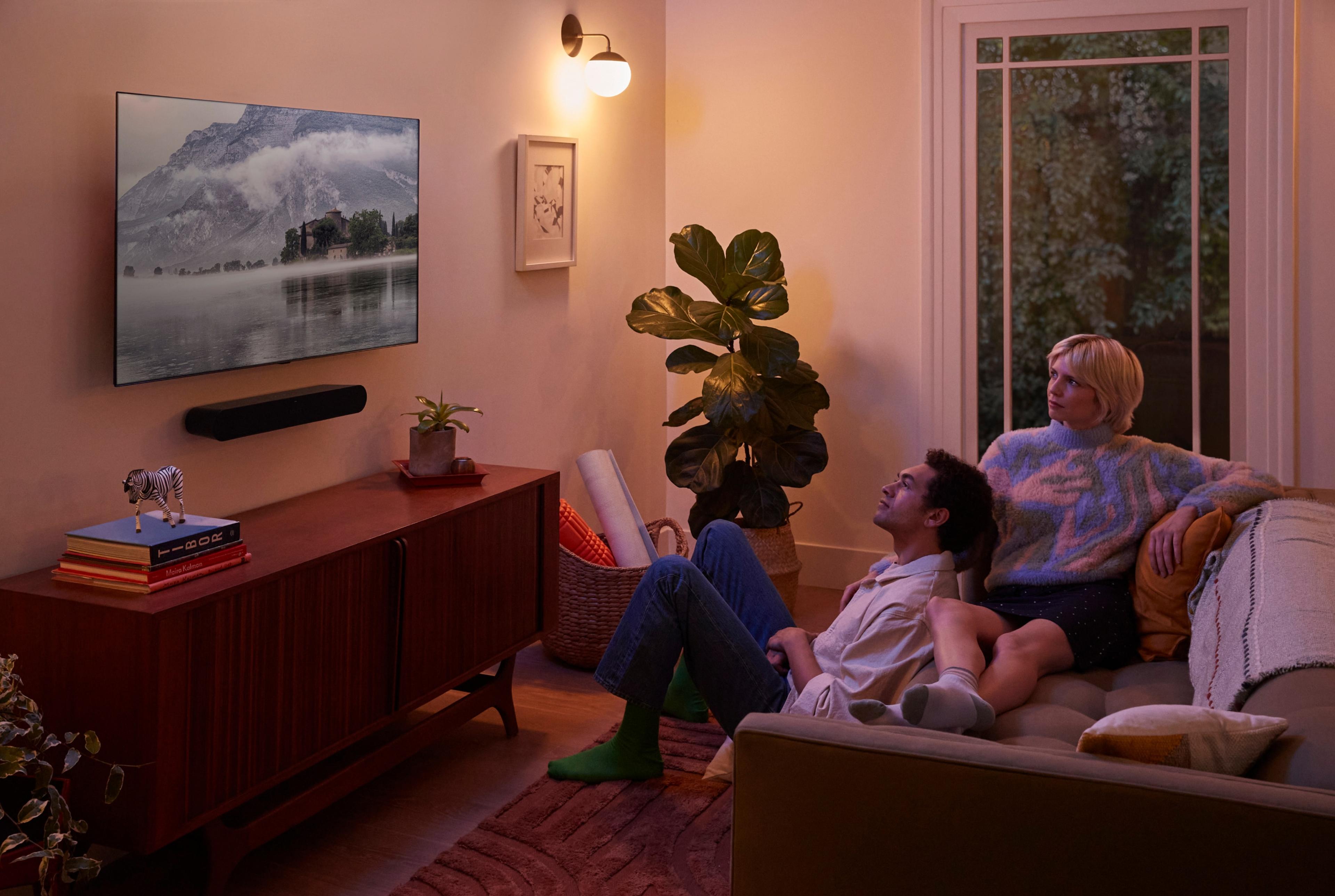 Ray bevestigd aan de muur in woonkamer