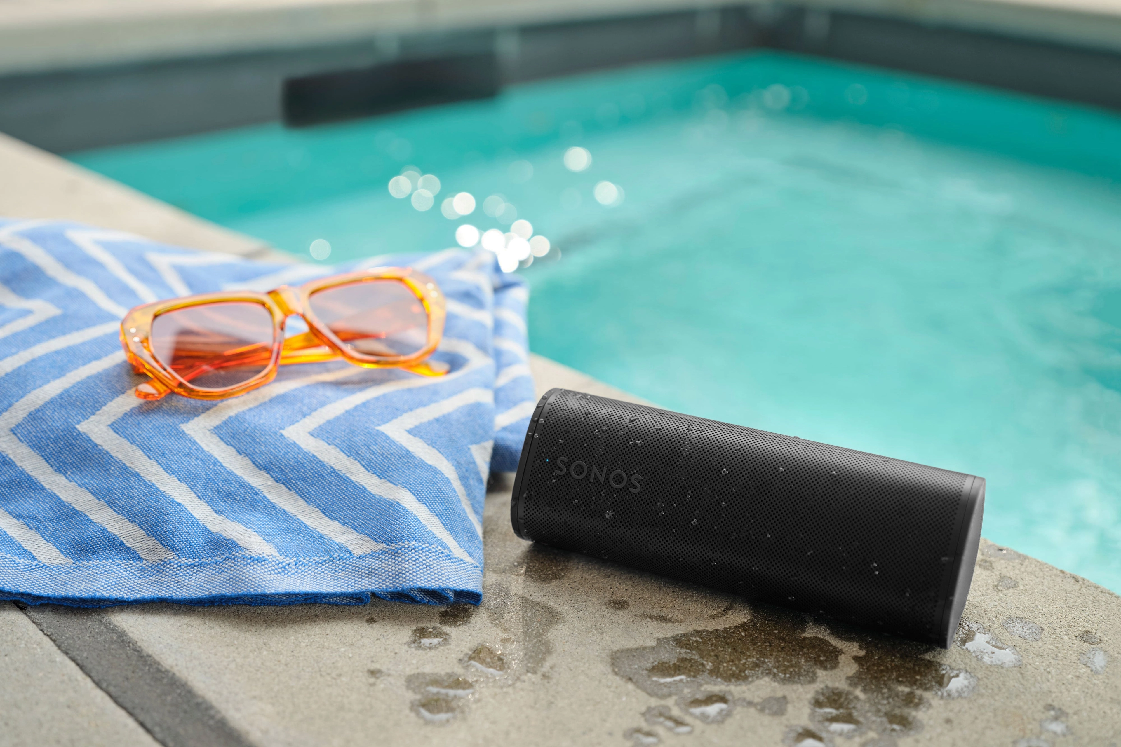 Roam 2 black poolside with towel