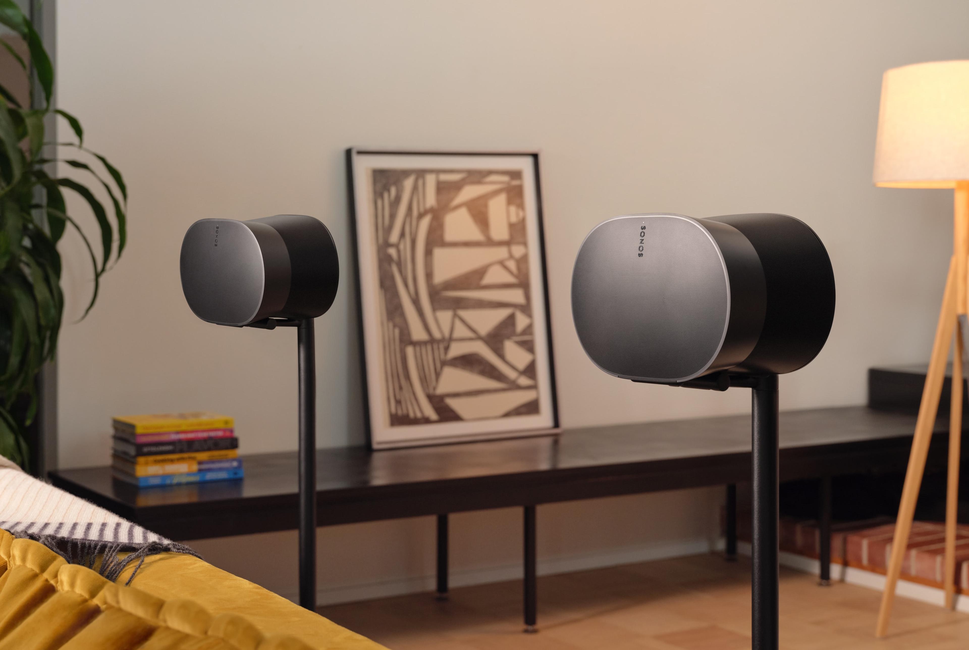 Deux haut-parleurs Sonos Era 300 noirs sur un support Sonos Era 300