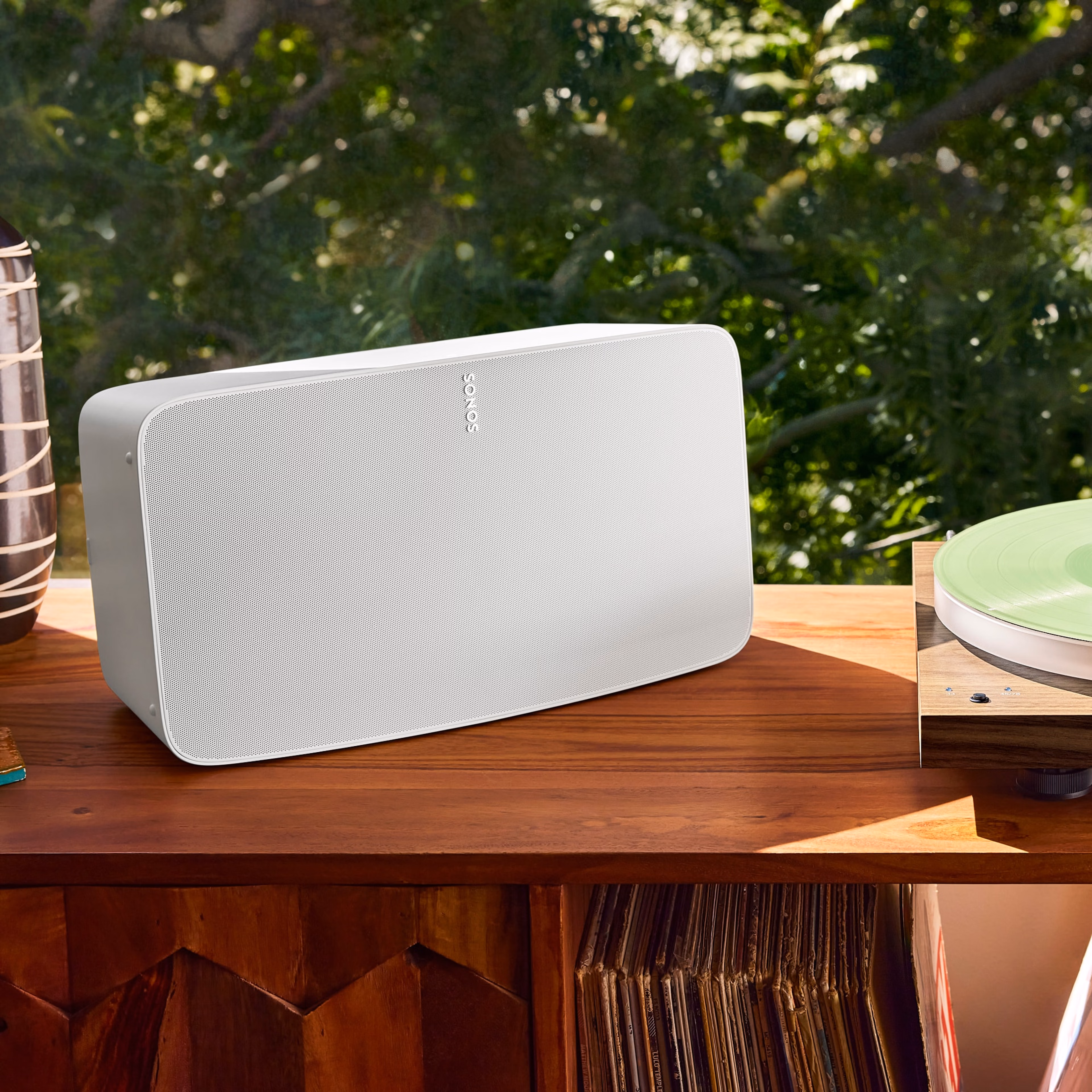 Line-in-inngangen brukes på en hvit Sonos Five for å lytte til vinyl på en platespiller