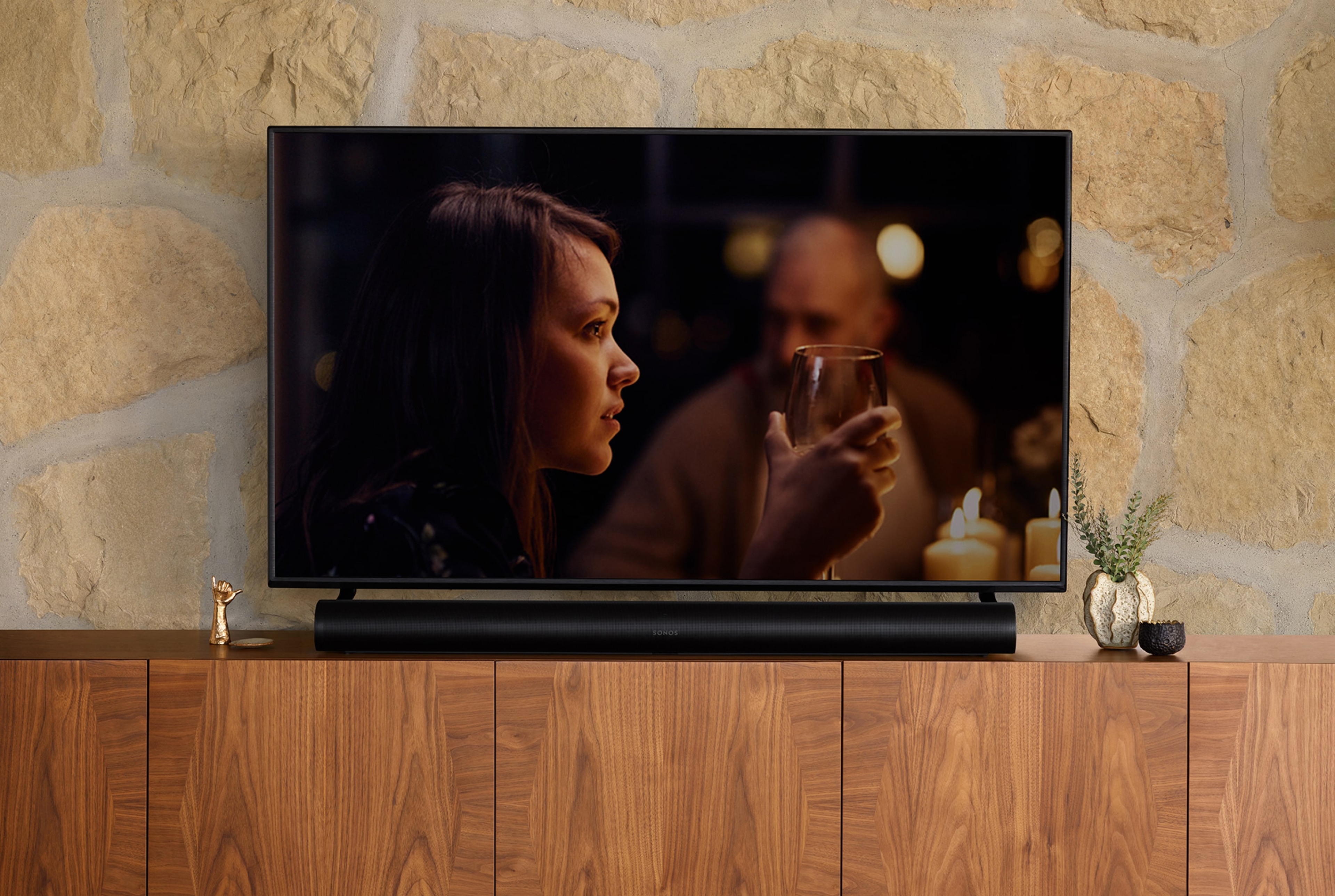 Svart Sonos Arc och tv på mediabänk